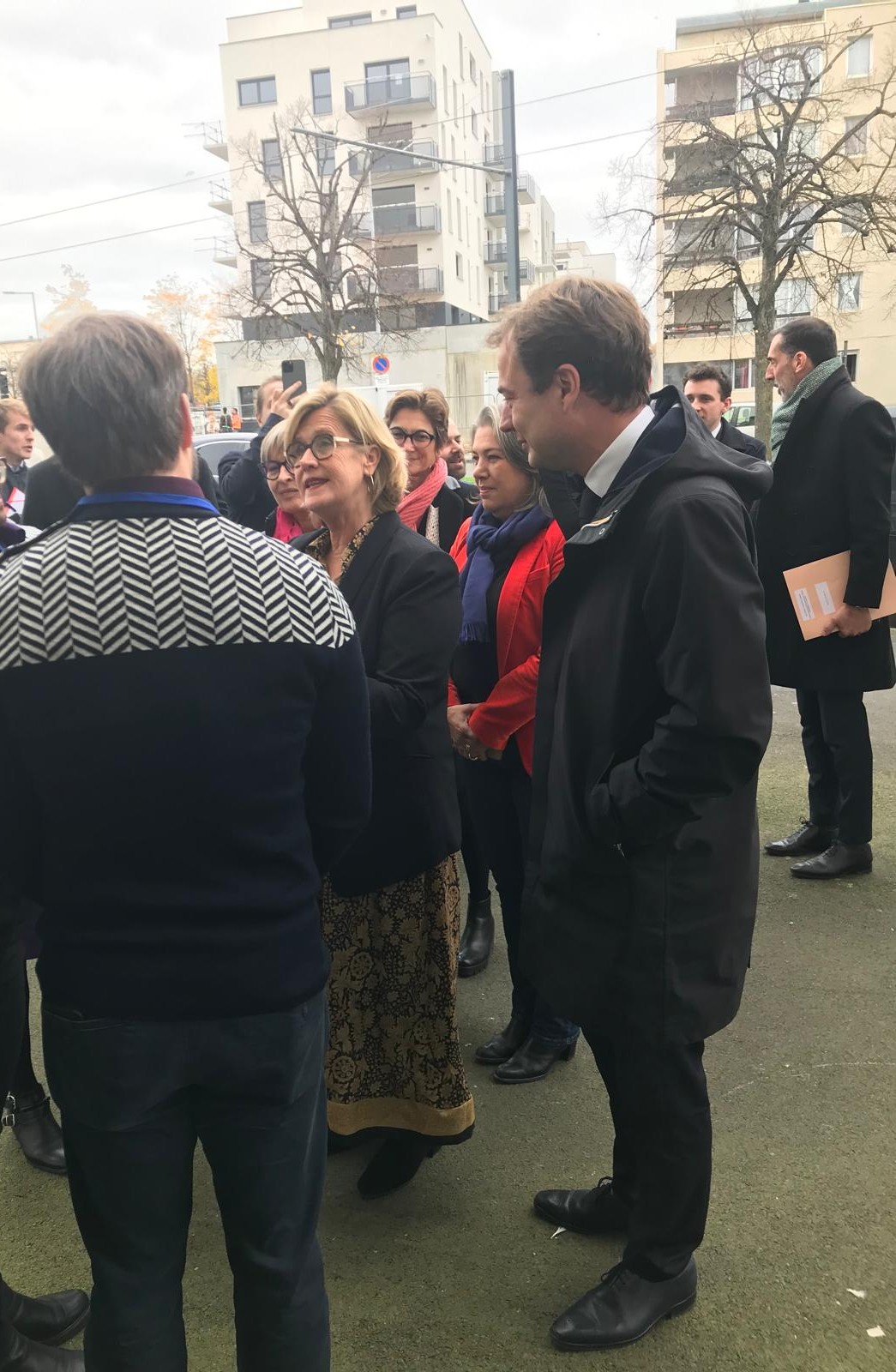 L'équipe de La Cravate Solidaire Caen avec la ministre chargée de l'ESS