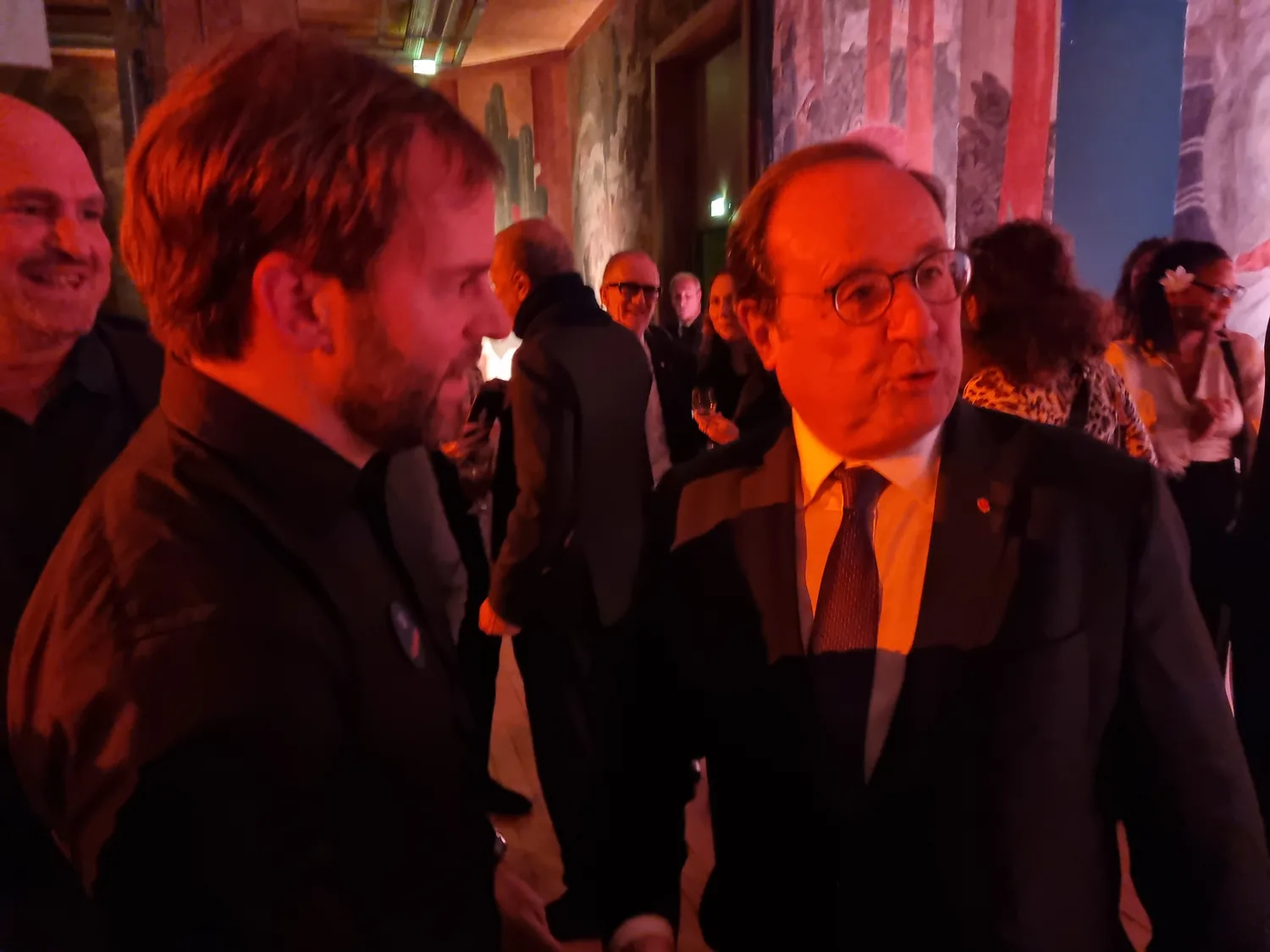 Frédéric Desclercs en conversation avec François Hollande lors des 10 ans de La France s'engage