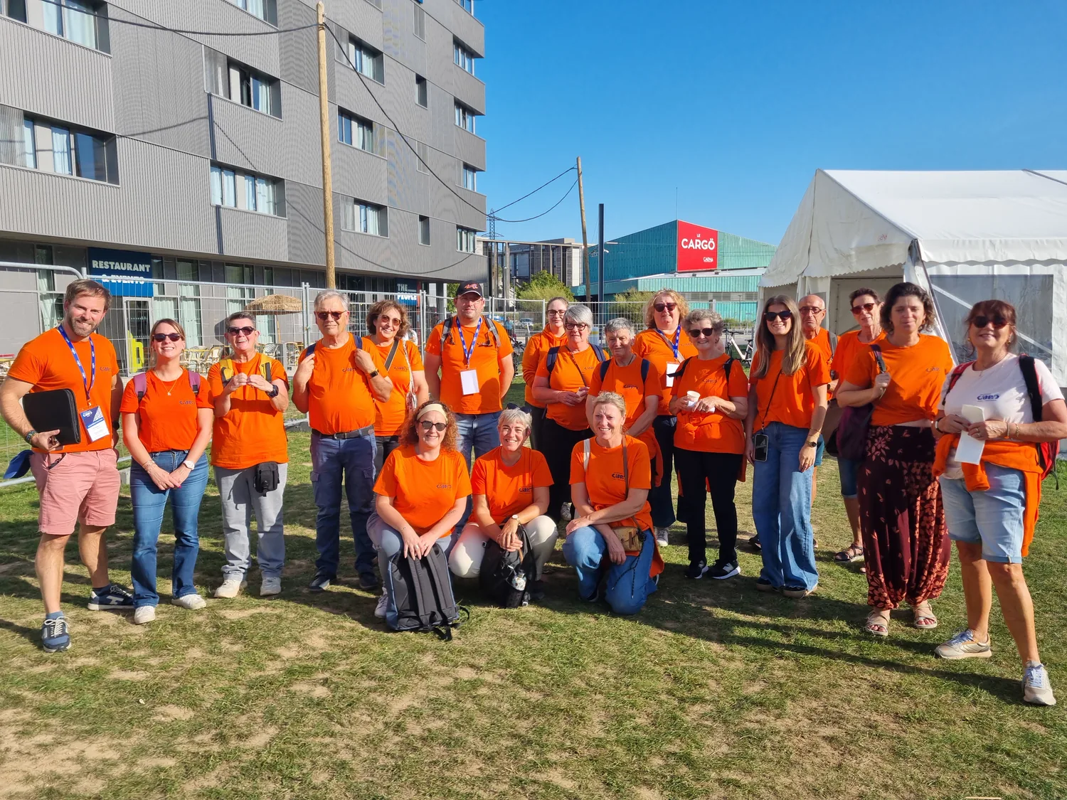 L'équipe de bénévoles du Millénaire de Caen en t-shirts orange devant le Cargö