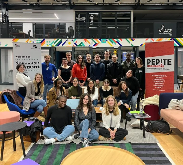 Photo de groupe avec les étudiants entrepreneurs et les accompagnateurs de Pépite Normandie au MoHo