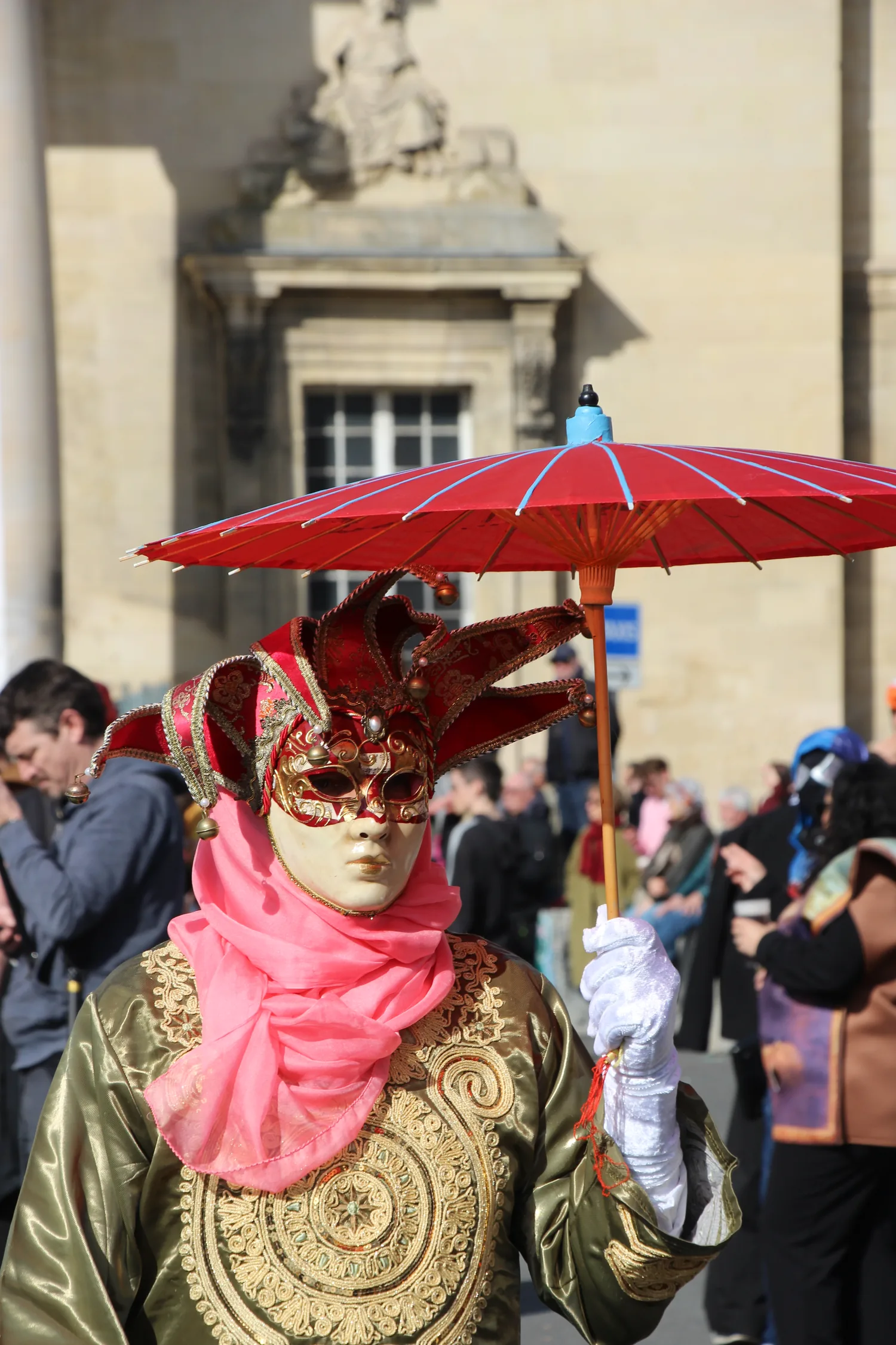 Costume et ombrelle devant l'Abbaye-aux-Hommes.