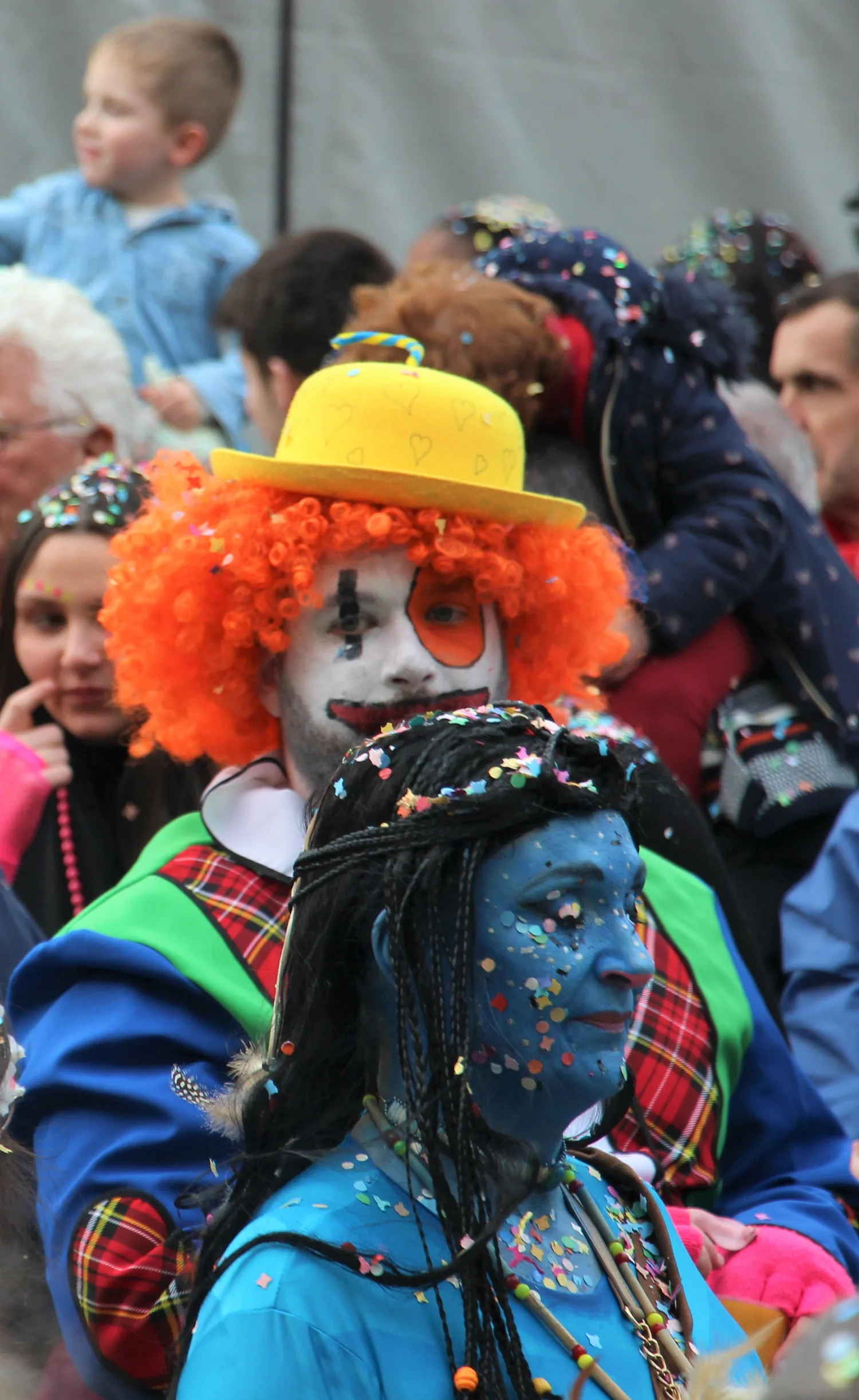 Maquillages et chapeaux, tout l'esprit du carnaval.