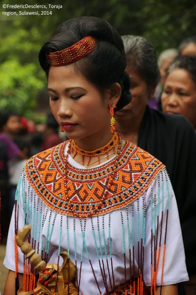 Jeune femme toraja en parure de perles lors d'une cérémonie funéraire