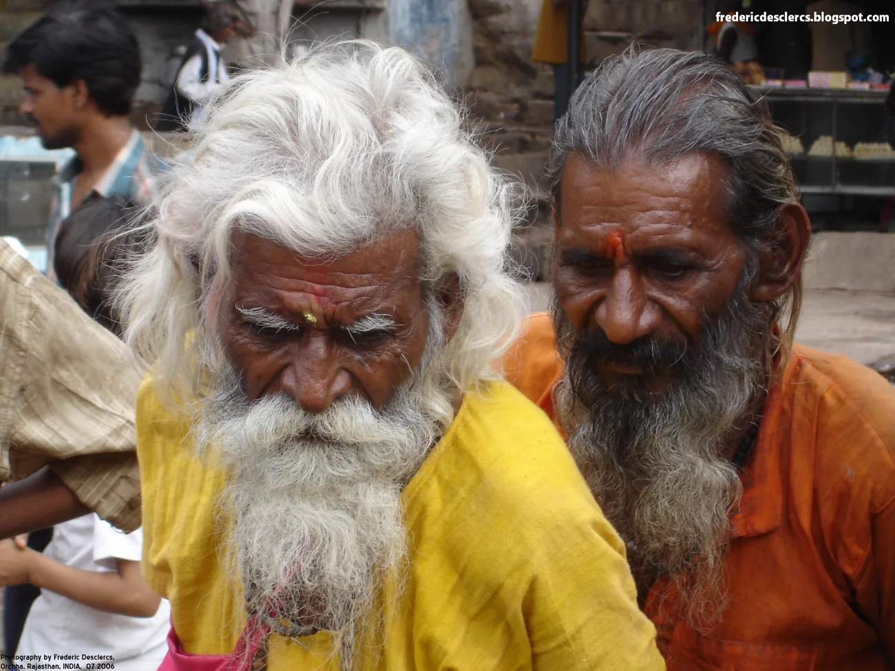 Deux sadhus en tenue safran, Inde